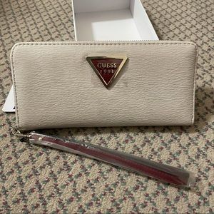 Guess gray clutch BNWT
